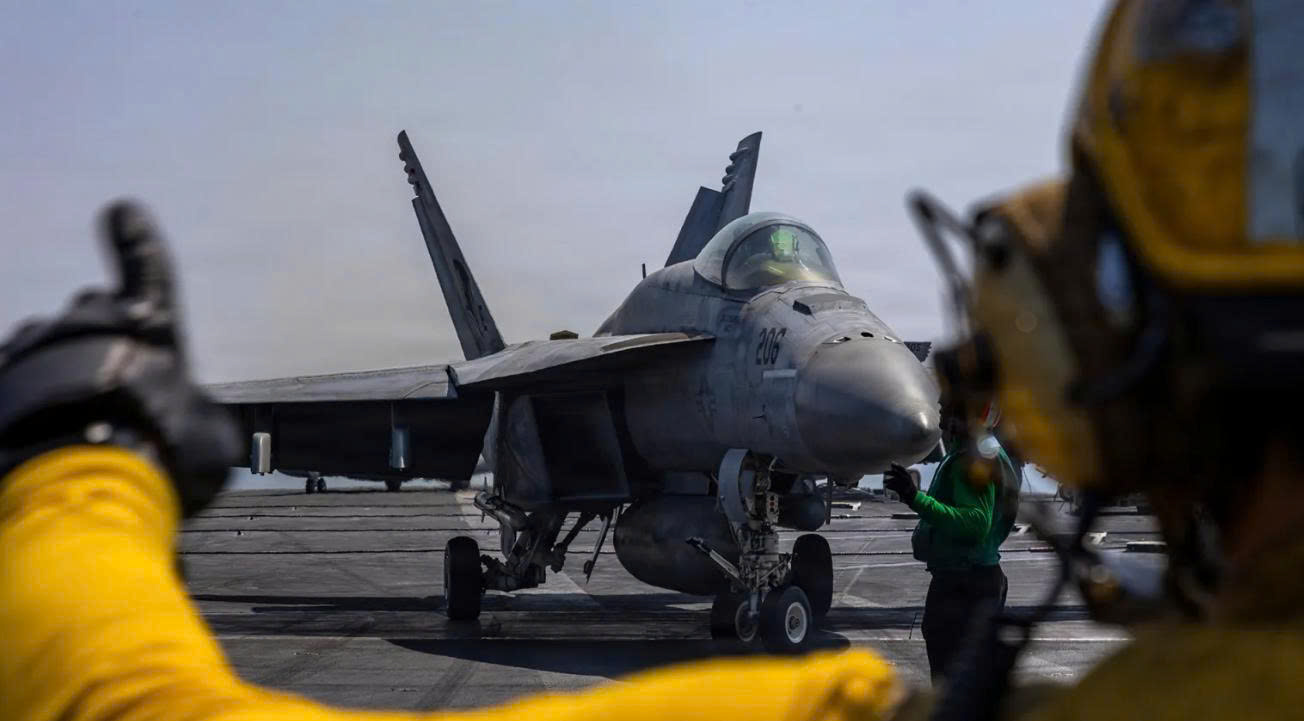 Tiêm kích F/A-18 Super Hornet Mỹ vô hiệu hóa tàu Iran vượt phong tỏa- Ảnh 1.