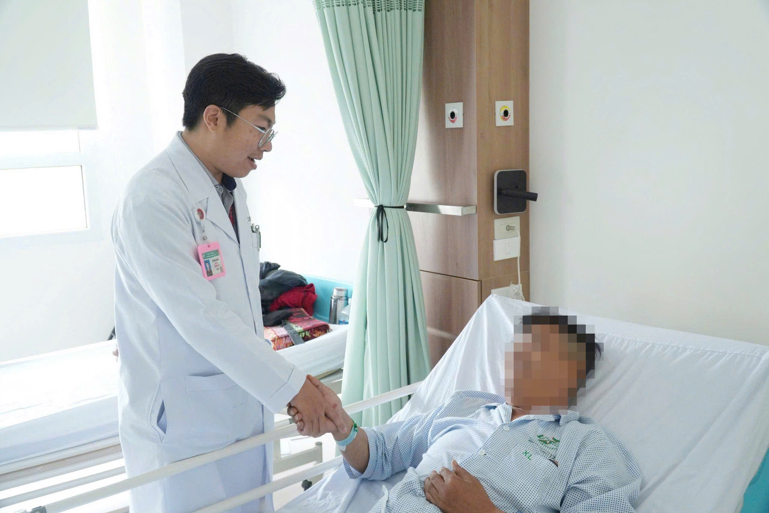 Người đàn ông bị biến dạng dương vật nghiêm trọng do  tự ý bơm silicon tăng kích thước - Ảnh 1.