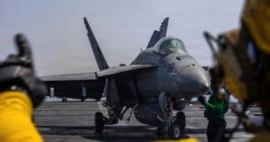 Tiêm kích F/A-18 Super Hornet Mỹ vô hiệu hóa tàu Iran vượt phong tỏa