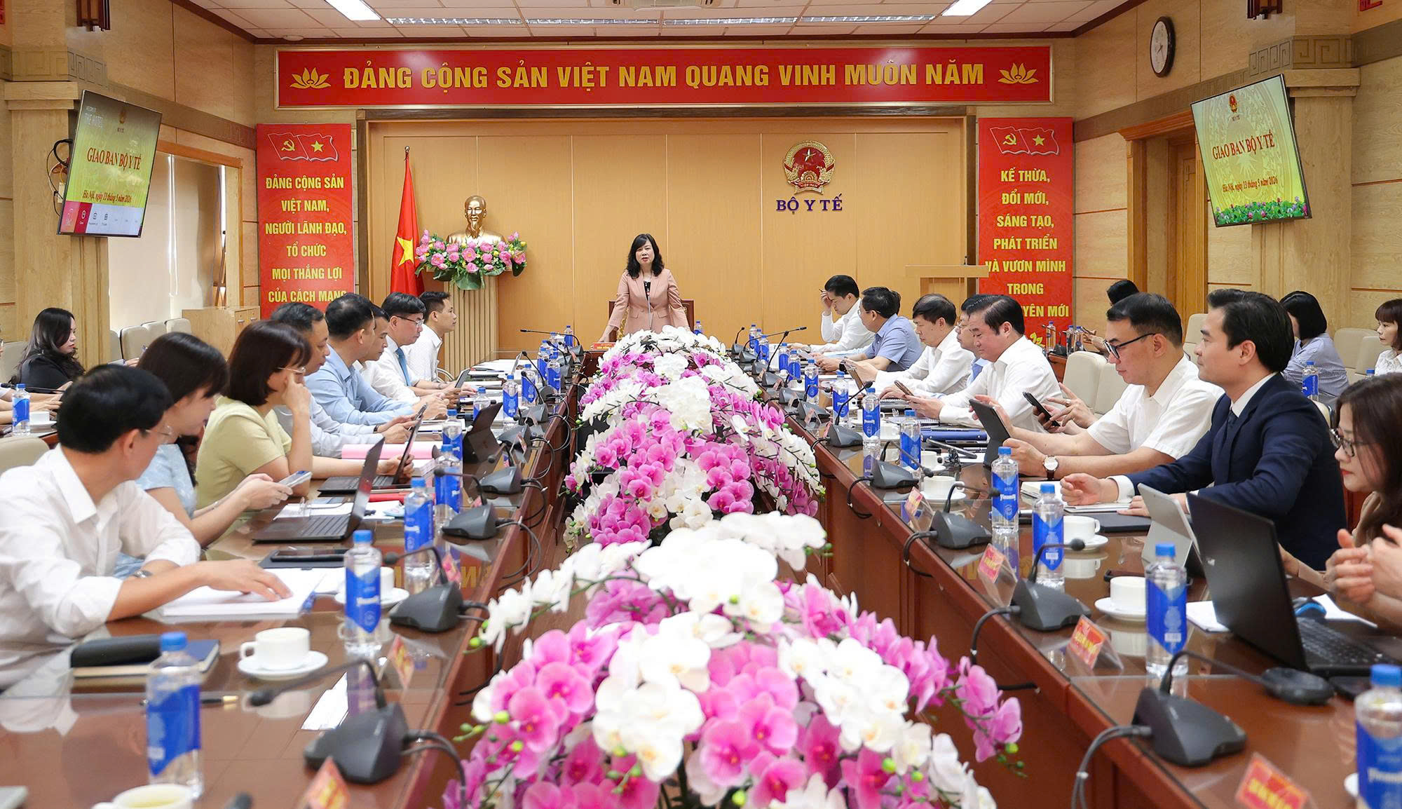 Bộ trưởng Bộ Y tế Đào Hồng Lan trao quyết định bổ nhiệm Cục trưởng Cục An toàn thực phẩm- Ảnh 3.