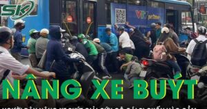 Khoảnh khắc người dân hợp sức nâng xe buýt giải cứu cô gái bị cuốn vào gầm xe