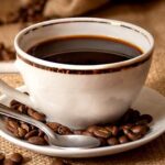 Tiêu thụ quá 400 mg caffeine mỗi ngày có thể gây mất canxi và loãng xương?