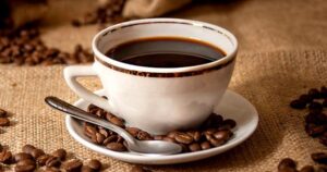Tiêu thụ quá 400 mg caffeine mỗi ngày có thể gây mất canxi và loãng xương?