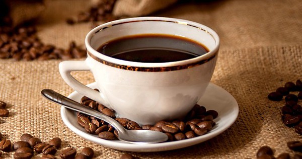 Tiêu thụ quá 400 mg caffeine mỗi ngày có thể gây mất canxi và loãng xương?