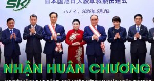 Nguyên Tổng Bí thư Nông Đức Mạnh và nguyên Thủ tướng Nguyễn Tấn Dũng nhận Huân chương Mặt trời mọc