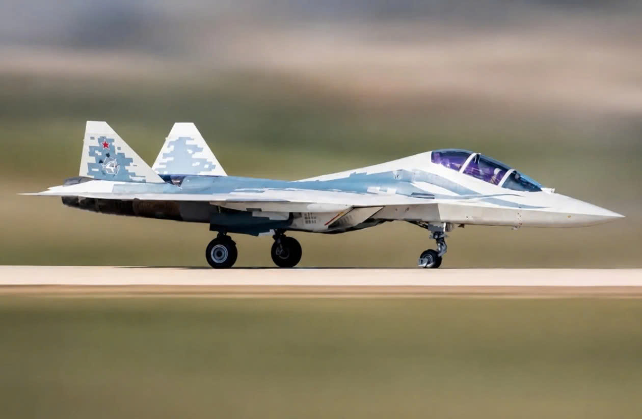 Nga ra mắt tiêm kích Su-57 hai chỗ ngồi để 'chiều' đối tác đặc biệt- Ảnh 1. Nga ra mắt tiêm kích Su-57 hai chỗ ngồi để 'chiều' đối tác đặc biệt- Ảnh 1.