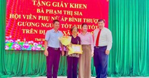 Nhặt được tiền và 5 tờ vé số trúng giải, người phụ nữ trả lại người đánh rơi