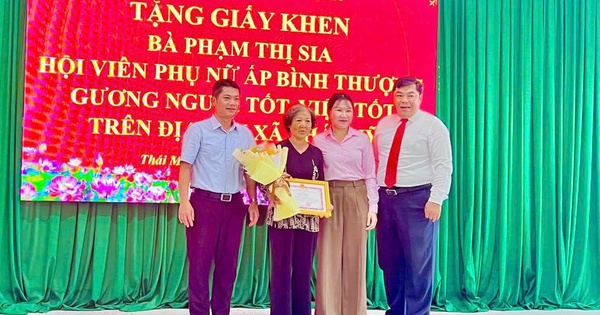 Nhặt được tiền và 5 tờ vé số trúng giải, người phụ nữ trả lại người đánh rơi