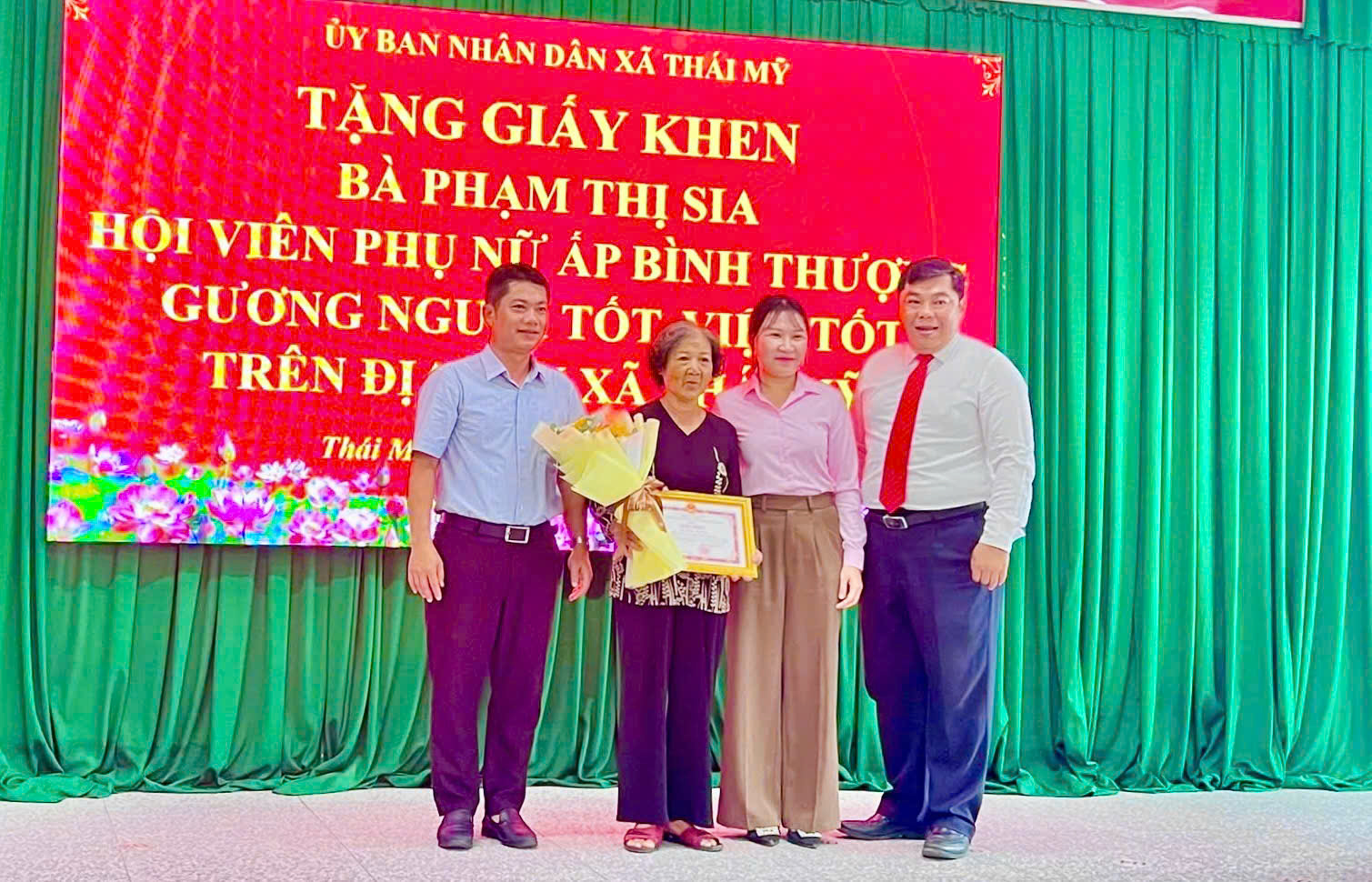 Nhặt được tiền và 5 tờ vé số trúng giải, người phụ nữ trả lại người đánh rơi- Ảnh 2.