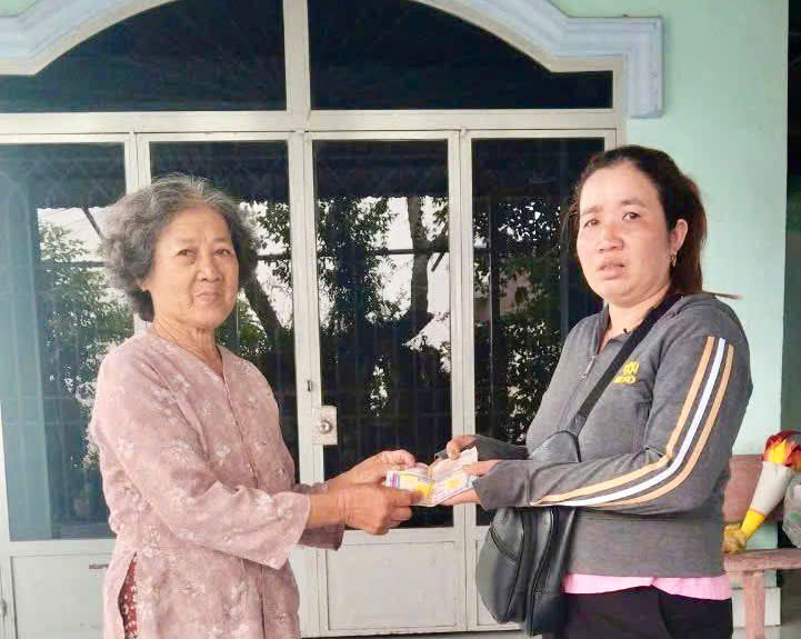 Nhặt được tiền và 5 tờ vé số trúng giải, người phụ nữ trả lại người đánh rơi- Ảnh 1.