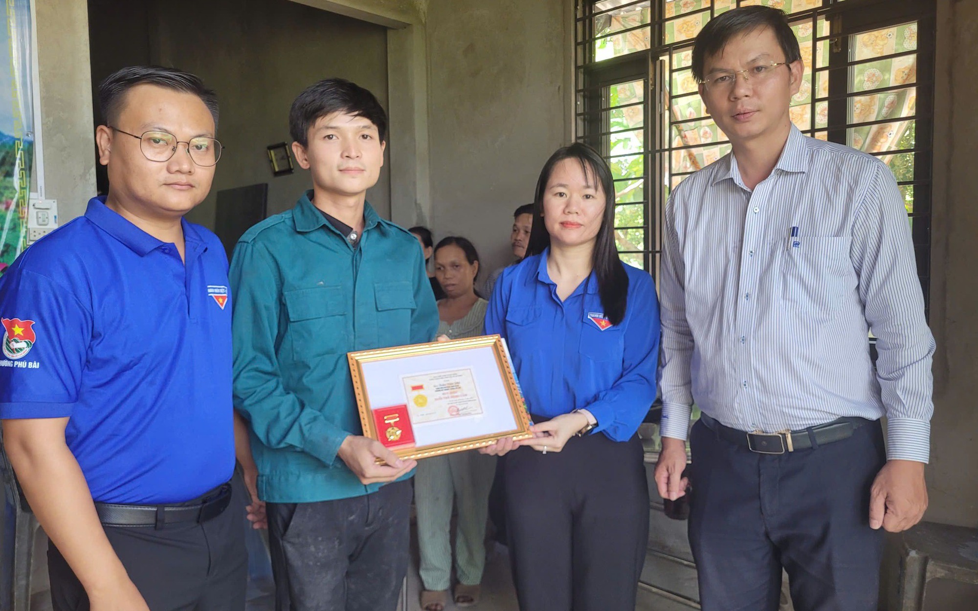 Tặng huy hiệu Tuổi trẻ dũng cảm cho 2 đoàn viên cứu người đuối nước