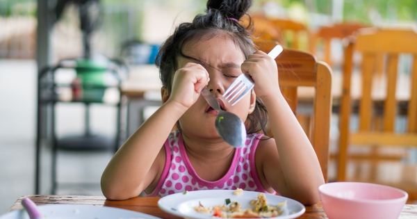 Cân bằng dinh dưỡng khi trẻ sinh hoạt thất thường trong ngày hè