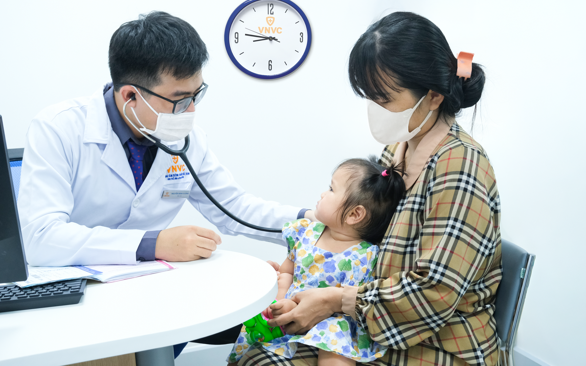 Bộ Y tế hướng dẫn khám phát hiện nguy cơ trẻ tự kỷ qua 20 câu hỏi trắc nghiệm - Ảnh 2.