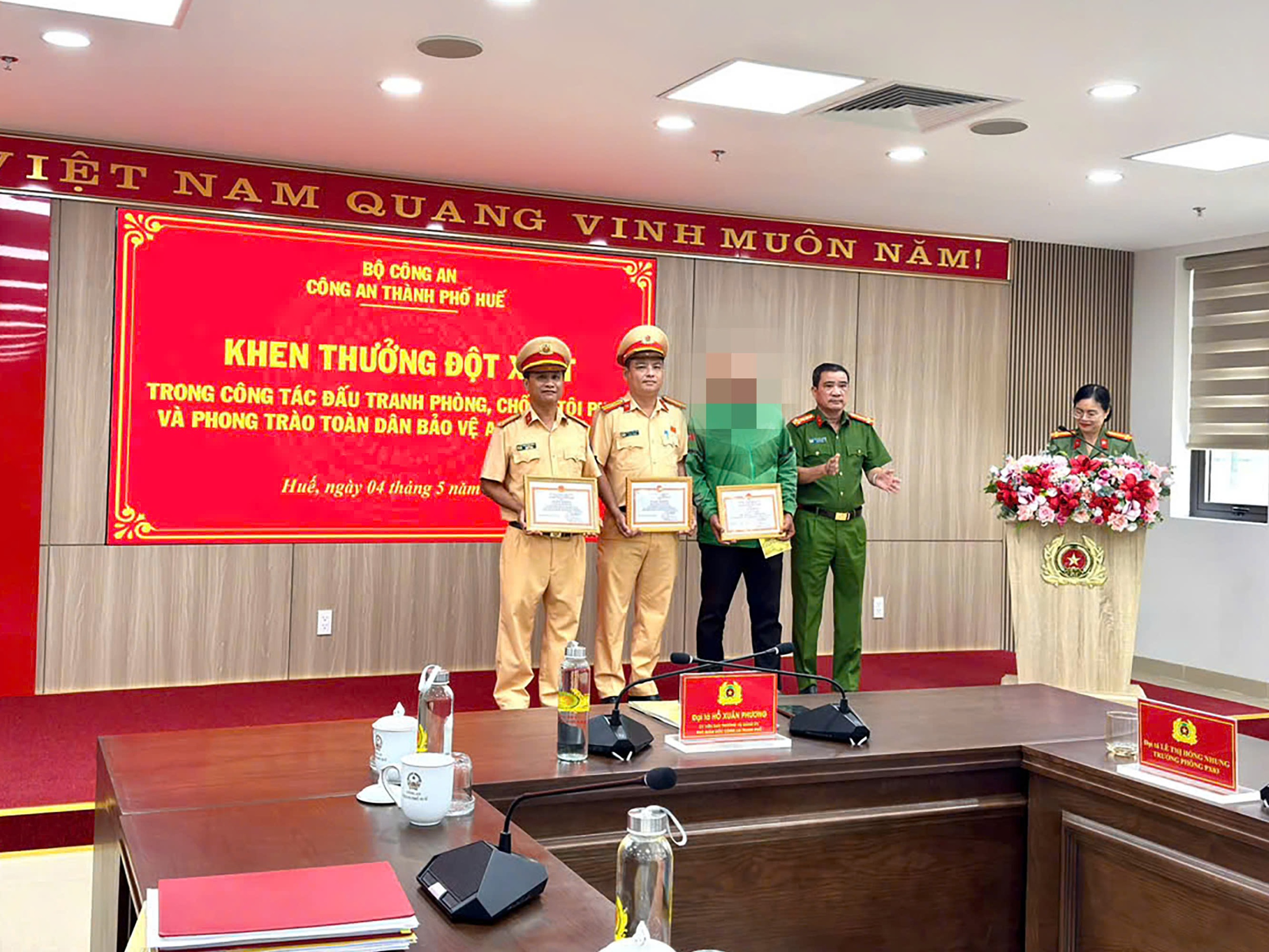 Tài xế xe ôm công nghệ cùng CSGT tóm gọn kẻ trộm tài sản ở công viên- Ảnh 1.
