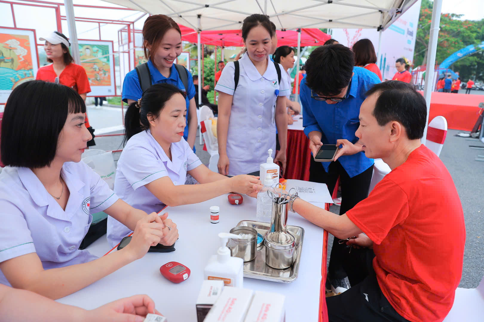 Mỗi bước chân là một “liều thuốc”: Lan tỏa tinh thần sống khỏe, phòng bệnh từ sớm- Ảnh 4.
