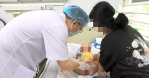 Bé trai 13 tháng phải cắt bỏ tinh hoàn từ dấu hiệu sưng bìu