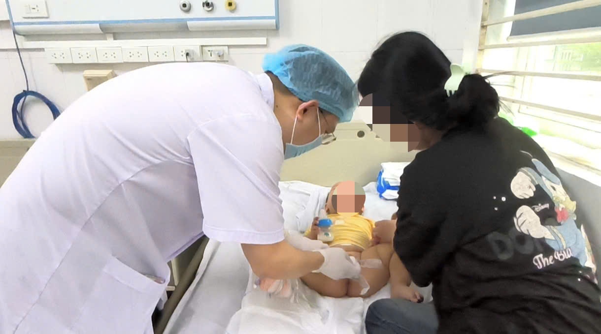 Bé trai 13 tháng phải cắt bỏ tinh hoàn từ dấu hiệu sưng bìu- Ảnh 2.