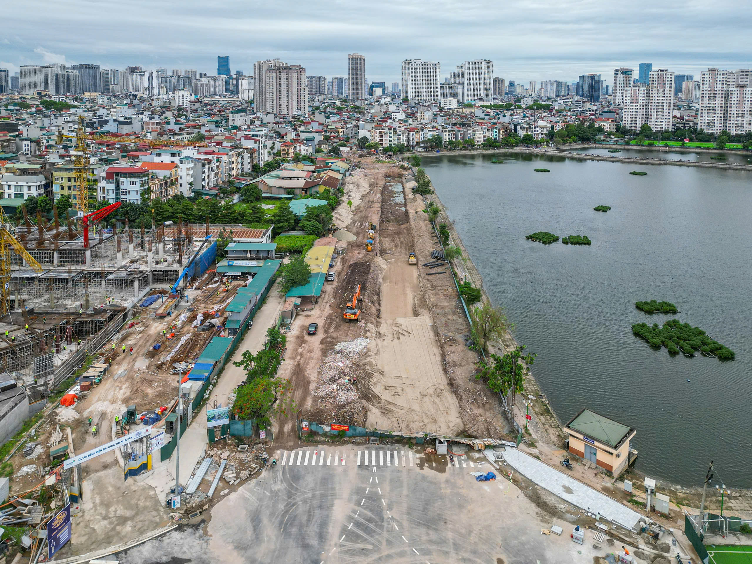 Đốn hạ loạt cây xanh làm đường huyết mạch ở trung tâm Hà Nội- Ảnh 10.