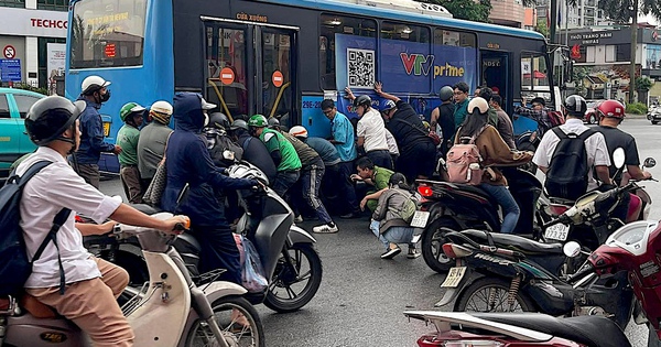 Cận cảnh người dân nâng xe buýt cứu tài xế mắc kẹt