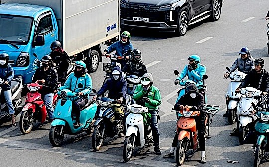 Nam sinh điều khiến xe máy điện 'vượt mặt' ô tô chạy hơn 80km/h- Ảnh 1.