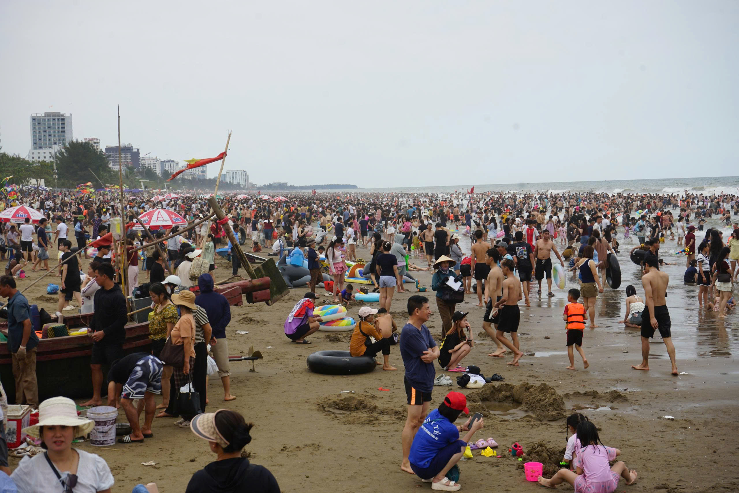 Biển người ‘ken đặc’ Sầm Sơn- Ảnh 5.