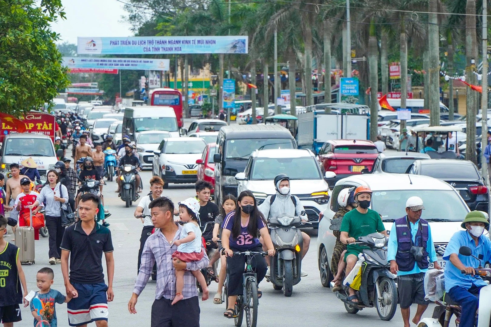 Biển người ‘ken đặc’ Sầm Sơn- Ảnh 1.