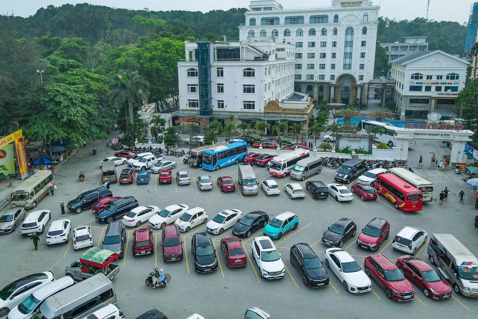Biển người ‘ken đặc’ Sầm Sơn- Ảnh 2.