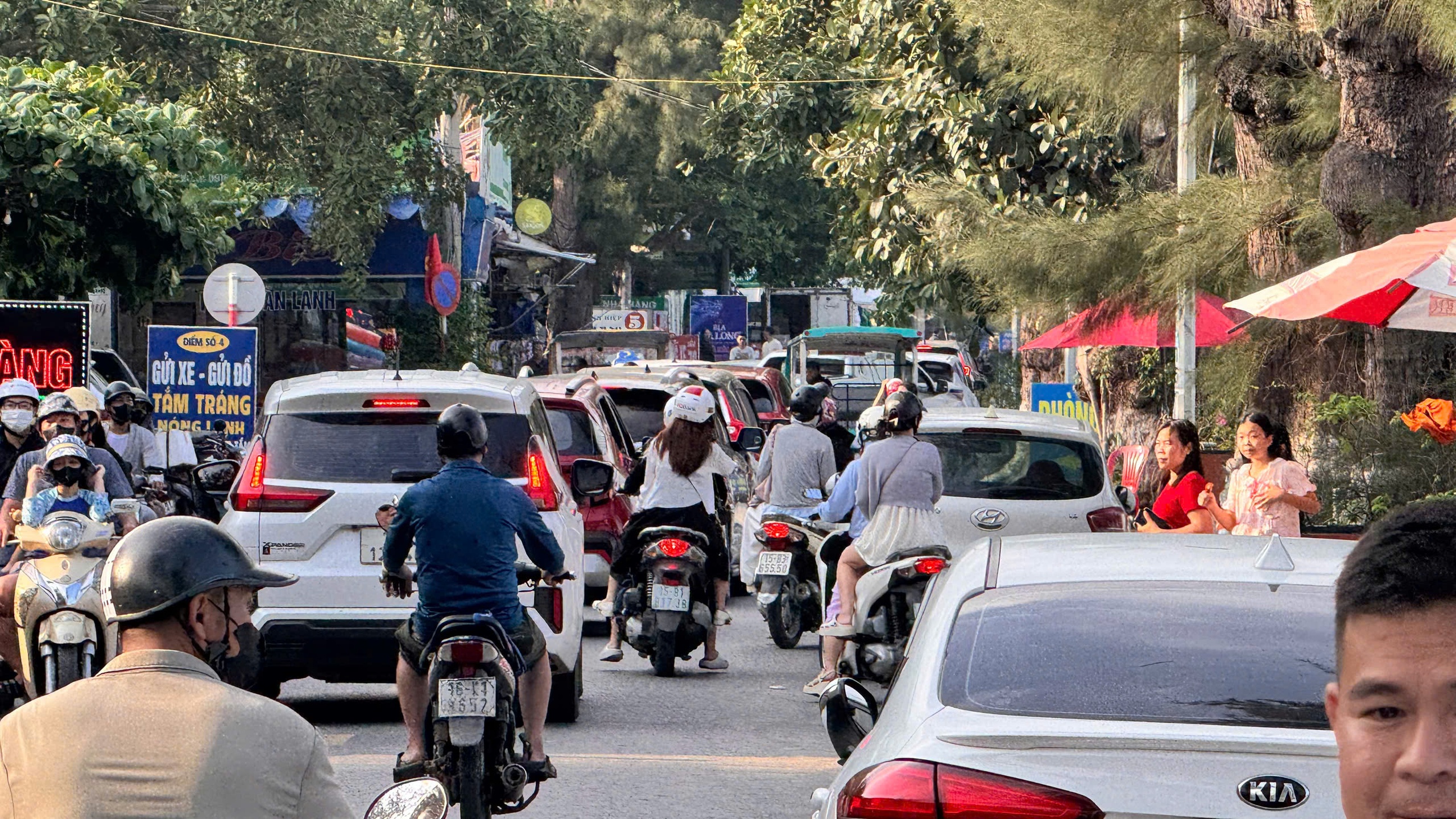 Biển Đồ Sơn chật kín du khách về nghỉ lễ- Ảnh 2.