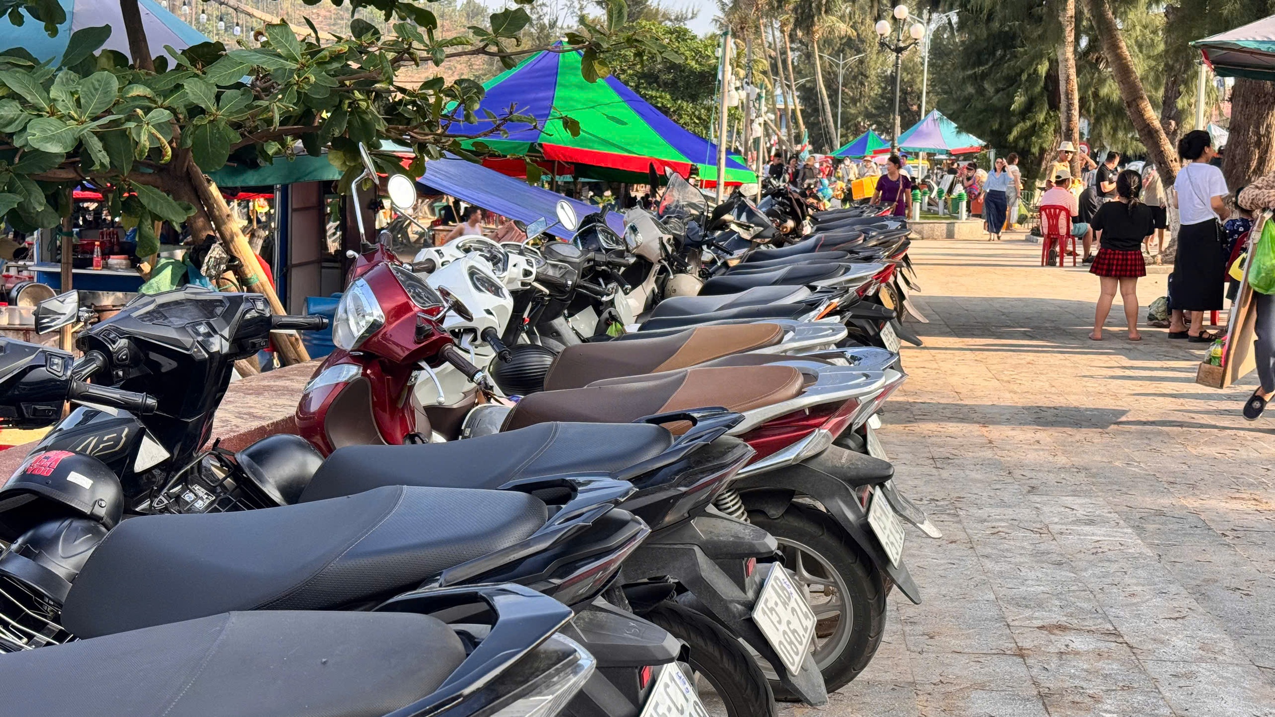 Biển Đồ Sơn chật kín du khách về nghỉ lễ- Ảnh 3.