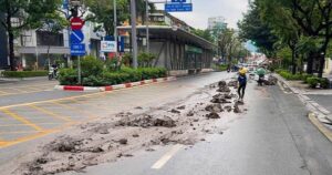 Đường Láng Hạ ngổn ngang bùn đất sau sự cố xe Howo
