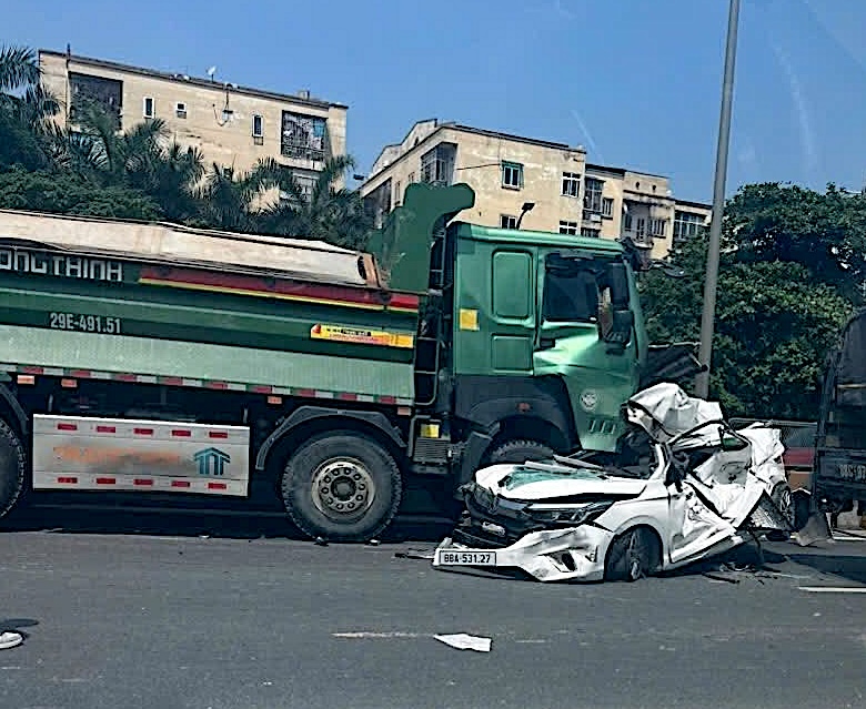 Tai nạn liên hoàn 10 xe tại Hà Nội: Tài xế được cứu ra khỏi phương tiện đã biến dạng- Ảnh 2.