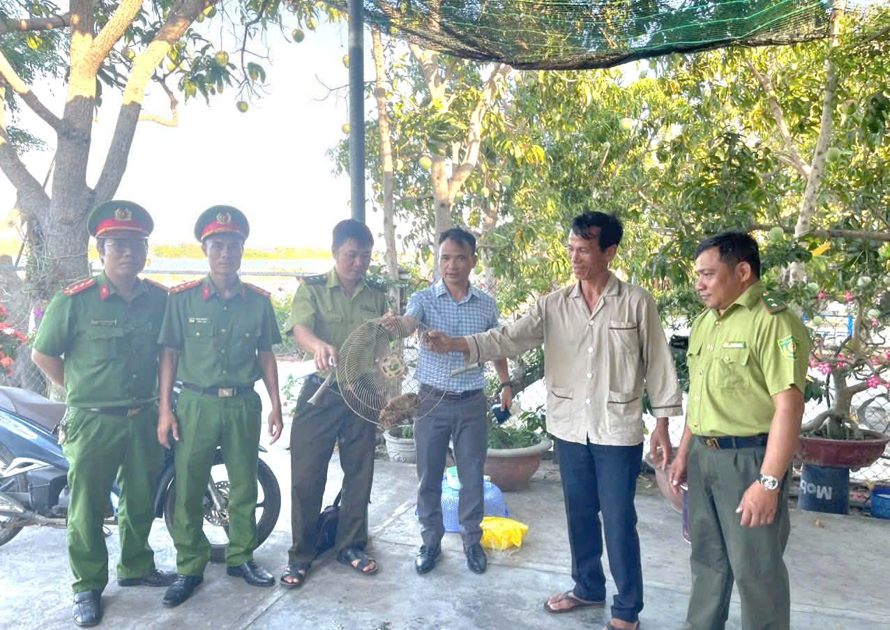 Người dân giao nộp cá thể cu li quý hiếm cho cơ quan chức năng.