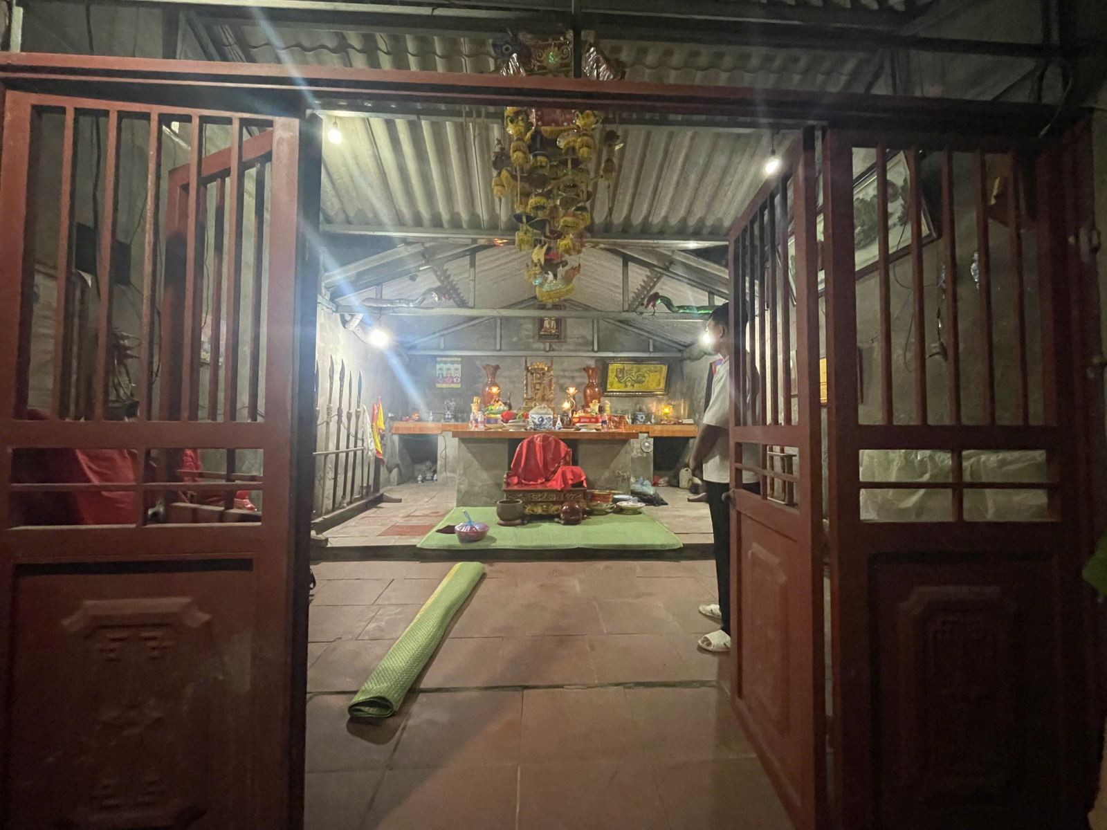 Tạm giữ đối tượng lợi dụng giải bùa 'Tứ Phủ' tại điện thờ để hiếp dâm- Ảnh 1.