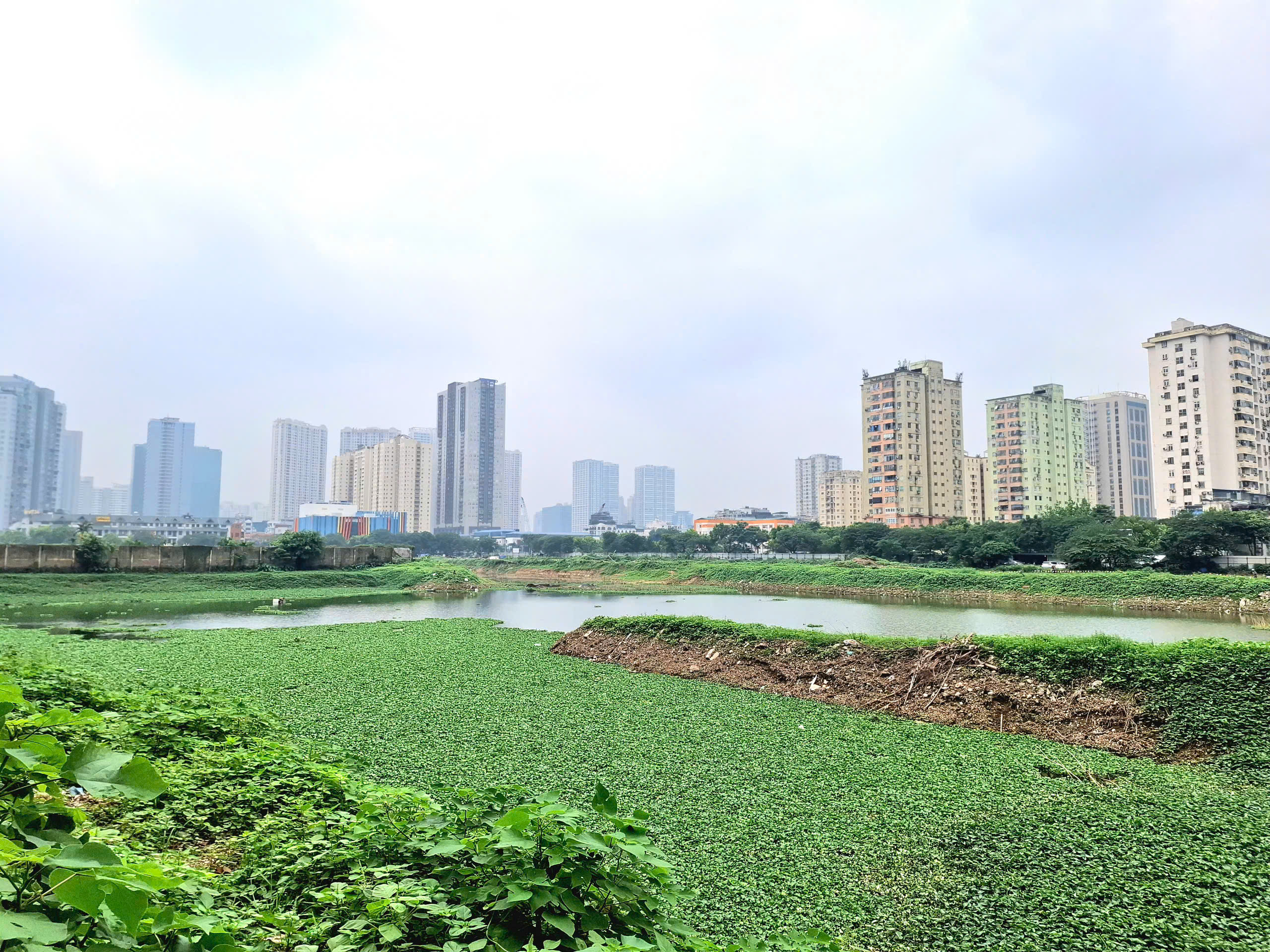 Cận cảnh công viên hồ điều hòa trên 'đất vàng' giữa Thủ đô bị bỏ hoang suốt 16 năm- Ảnh 3.