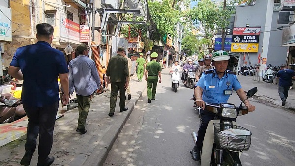 Ra quân duy trì trật tự đô thị: Đường thông hè thoáng, người dân tự giác chấp hành- Ảnh 2.