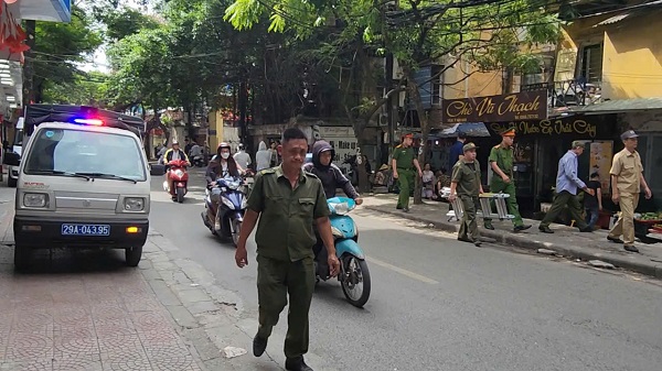 Ra quân duy trì trật tự đô thị: Đường thông hè thoáng, người dân tự giác chấp hành- Ảnh 1.
