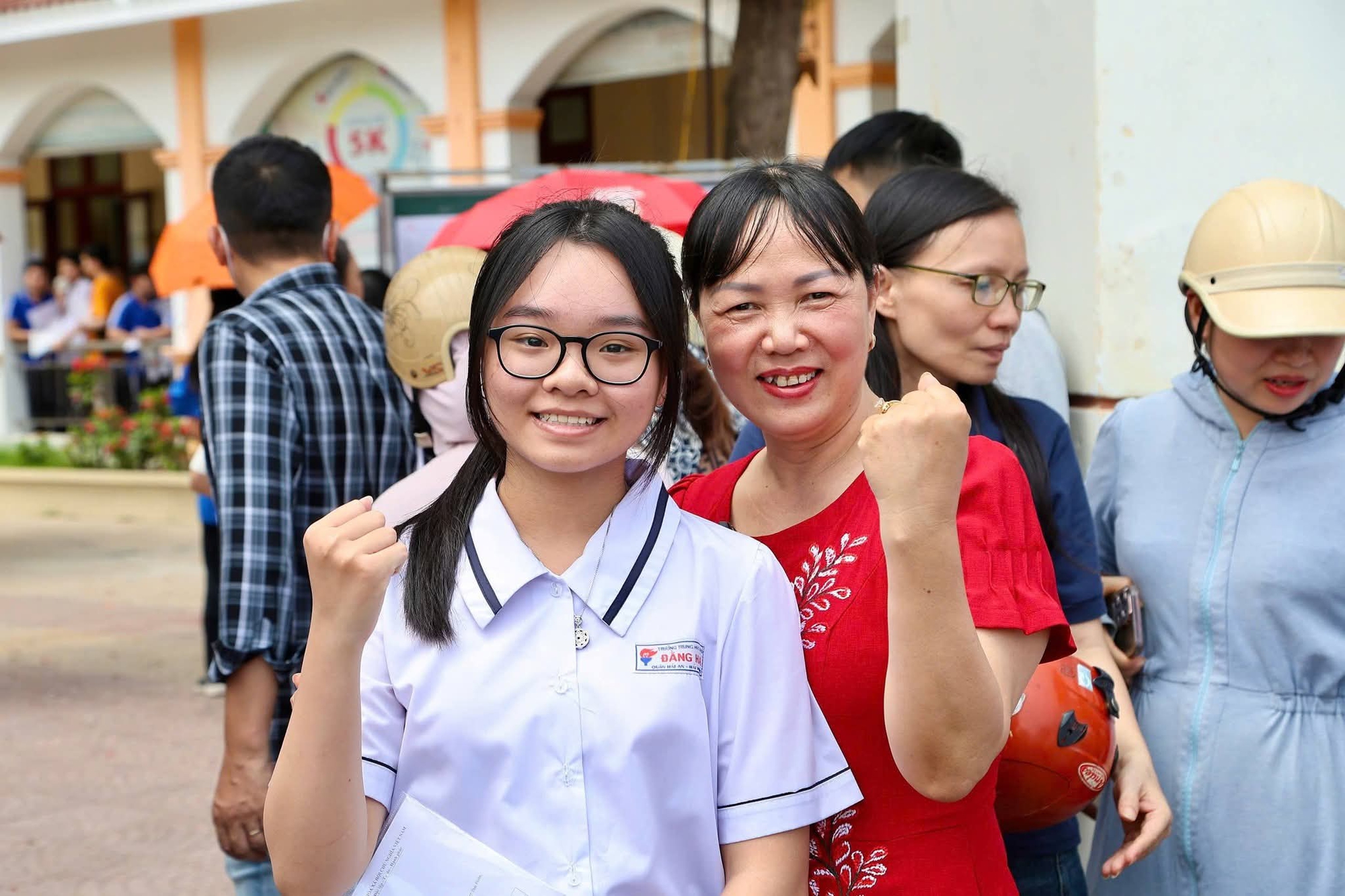 1000115660-17802143570881419225165 Hình ảnh đáng yêu tại kỳ thi vào lớp 10 ở Hải Phòng hôm nay- Ảnh 7.