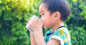Cách bổ sung nước và điện giải an toàn cho học sinh khi thời tiết nắng nóng kéo dài
