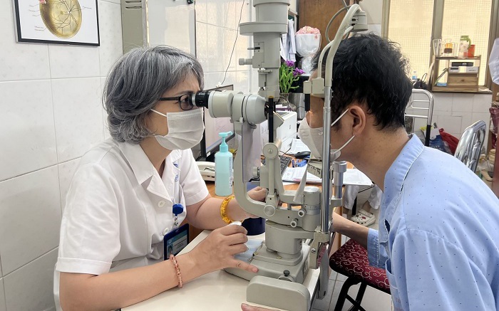 Bị quả bóng đập vào, thiếu niên 15 tuổi chấn thương mắt nghiêm trọng- Ảnh 2.
