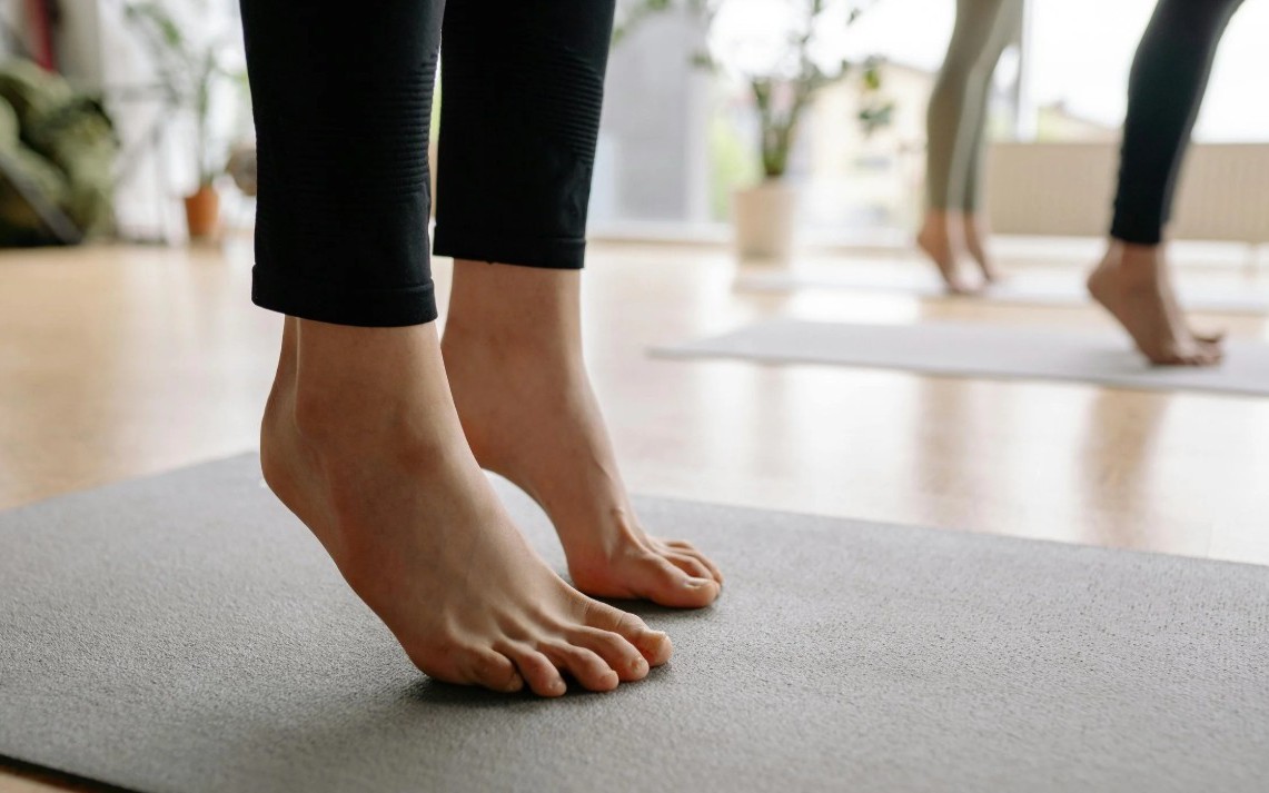 Hướng dẫn kỹ thuật nhón gót 5 phút tại nhà giúp đôi chân dẻo dai hơn đi bộ