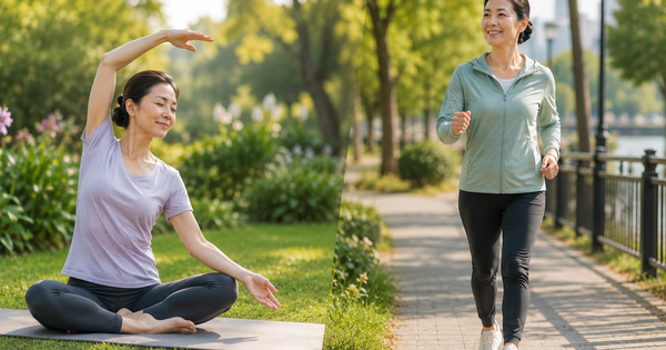 Phụ nữ trung niên nên ưu tiên yoga hay đi bộ?