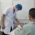 Người đàn ông mất nửa bàn chân do cưa bình khí bất ngờ phát nổ