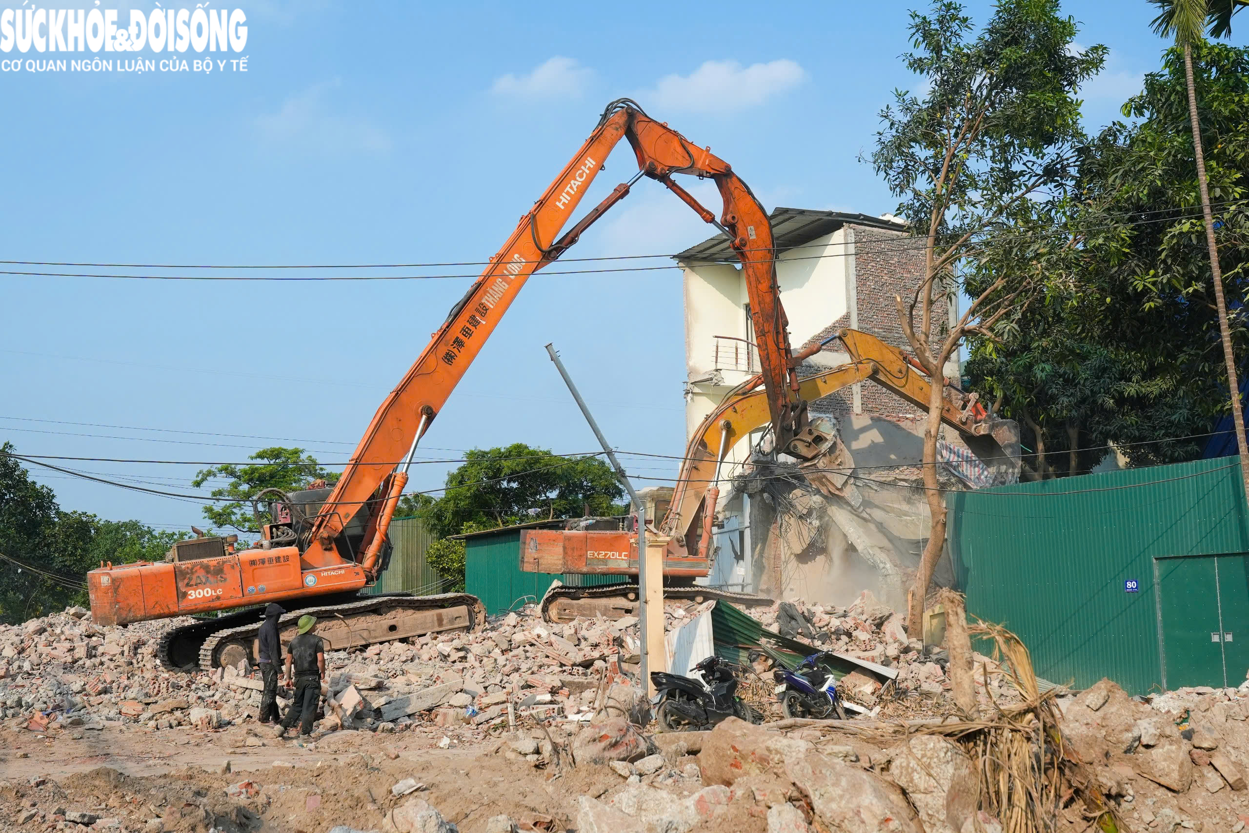 Phá dỡ loạt công trình tại phường Hồng Hà phục vụ thi công cầu Tứ Liên - Ảnh 8.