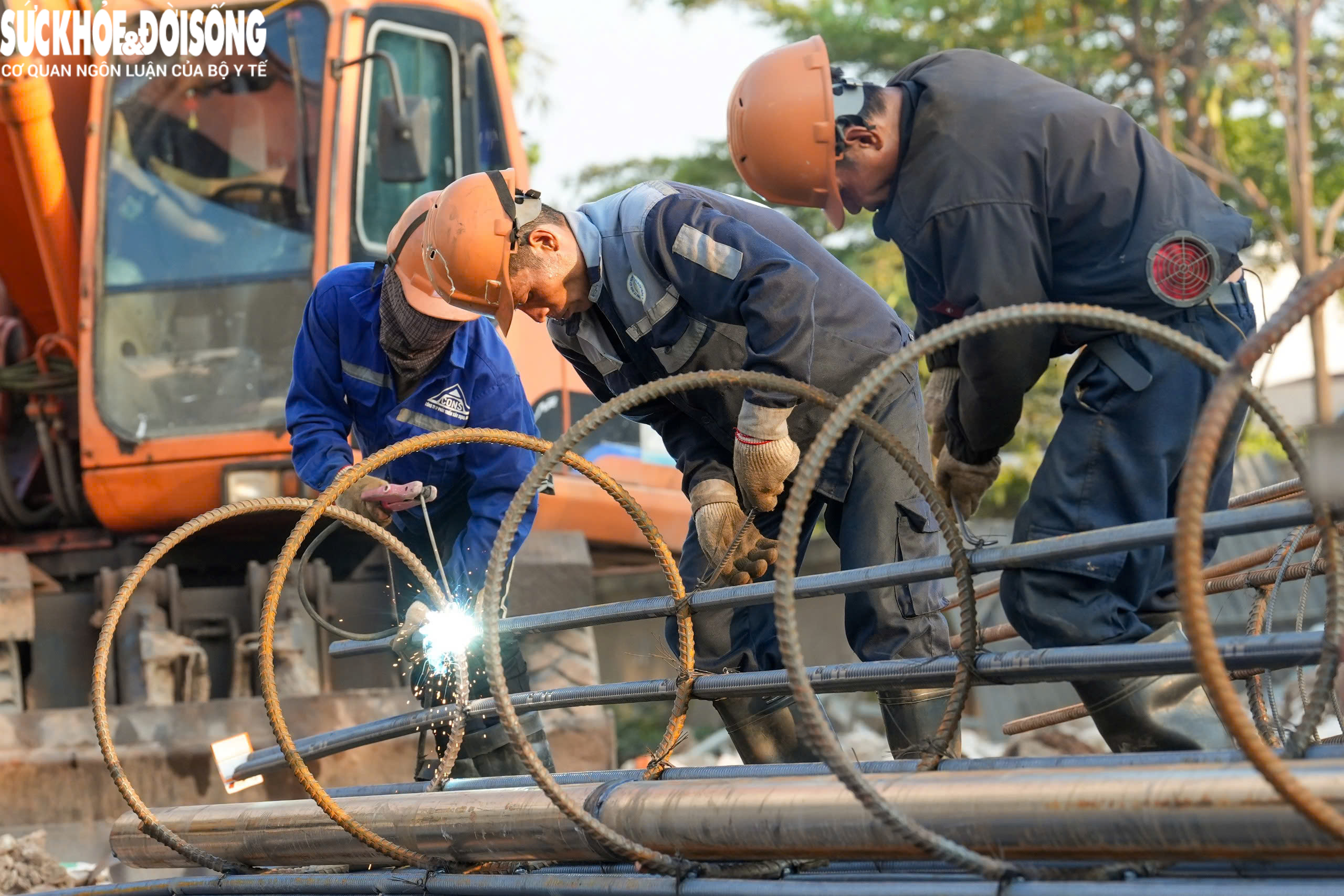 Phá dỡ loạt công trình tại phường Hồng Hà phục vụ thi công cầu Tứ Liên - Ảnh 11.