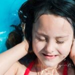 Ù tai sau khi bơi do đâu và cách xử trí đúng