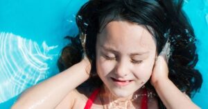 Ù tai sau khi bơi do đâu và cách xử trí đúng