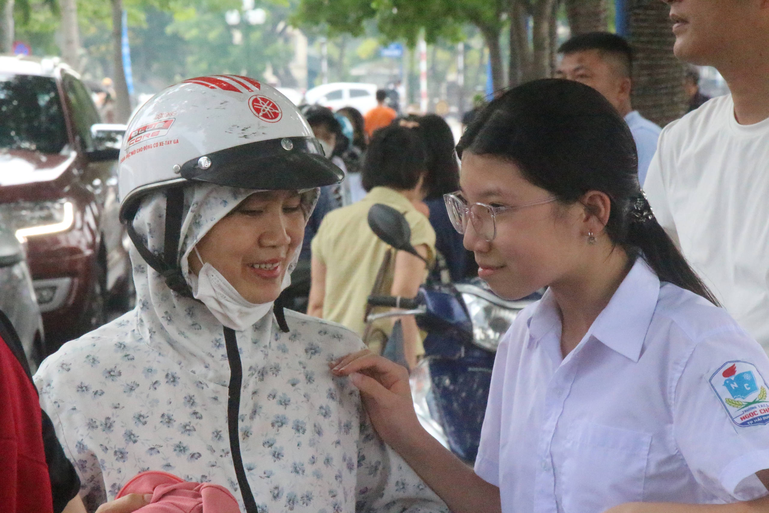 img2337-17802121140231242975619 Hình ảnh đáng yêu tại kỳ thi vào lớp 10 ở Hải Phòng hôm nay- Ảnh 4.