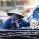 Người lao động oằn mình kiếm sống giữa nắng nóng cực điểm