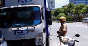 Bị CSGT xử lý vì dừng đỗ trước cổng bệnh viện, nhiều tài xế vẫn viện lý do quen thuộc