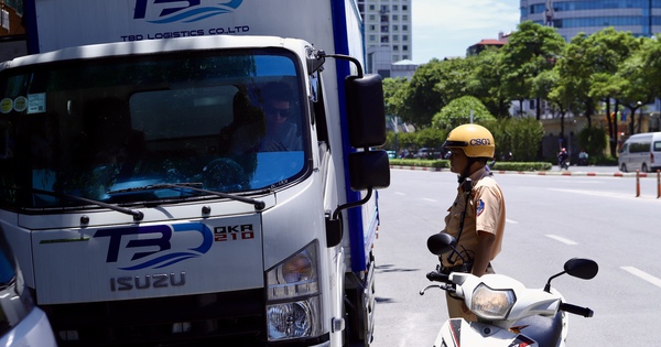Bị CSGT xử lý vì dừng đỗ trước cổng bệnh viện, nhiều tài xế vẫn viện lý do quen thuộc